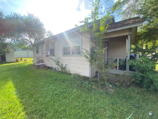 8926 Courtney Drive, Highlands, TX 77562