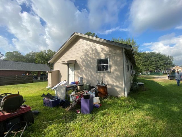 8926 Courtney Drive, Highlands, TX 77562