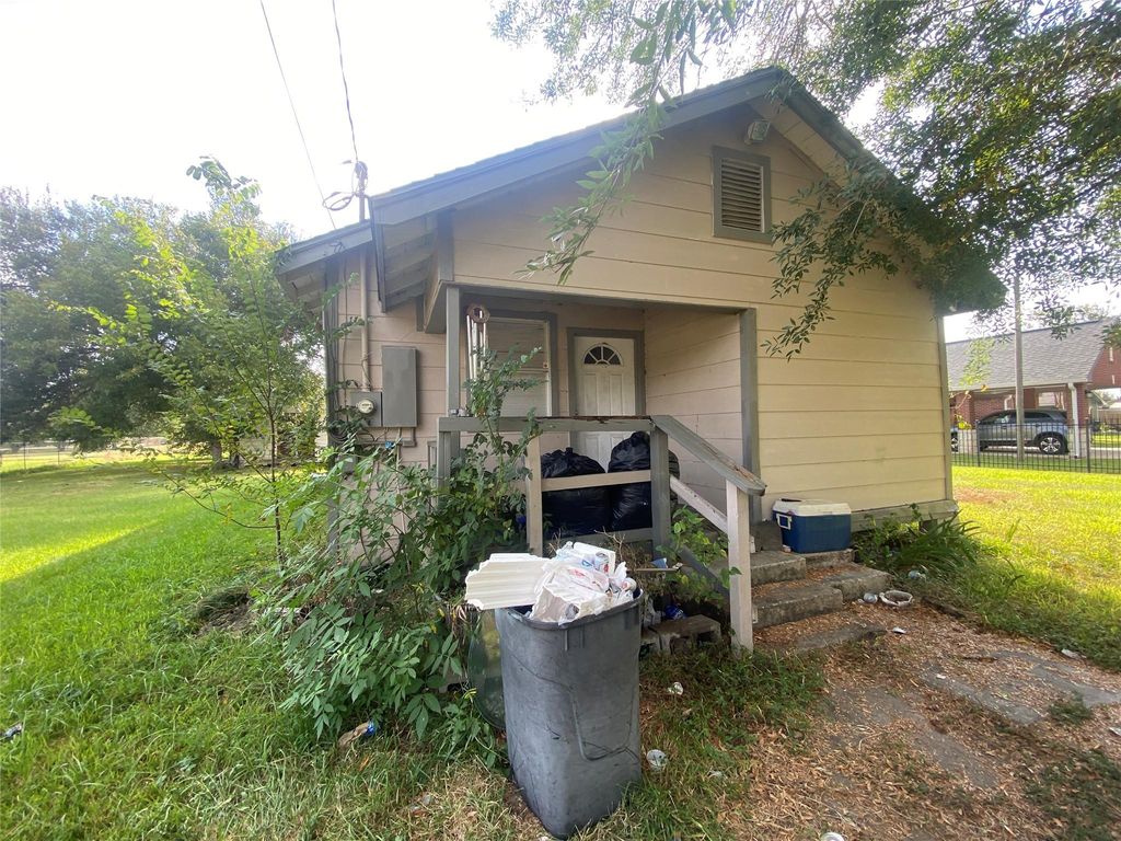 8926 Courtney Drive, Highlands, TX 77562