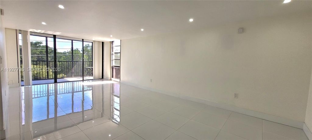 2500 NE 135th St C302, North Miami, FL 33181