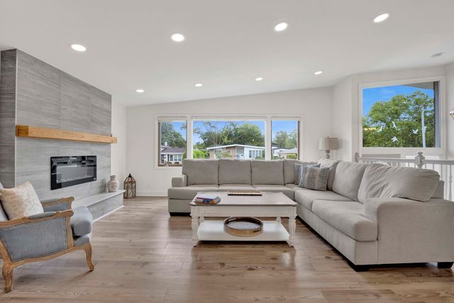 316 Nellie Court, Glenview, IL 60025