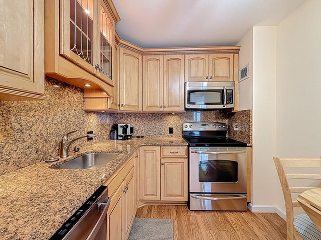 20100 W Country Club Drive 707, Aventura, FL 33180