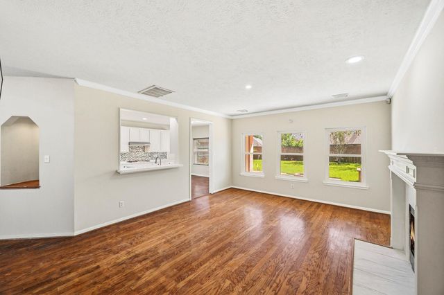 215 Crabapple Drive, Baytown, TX 77520