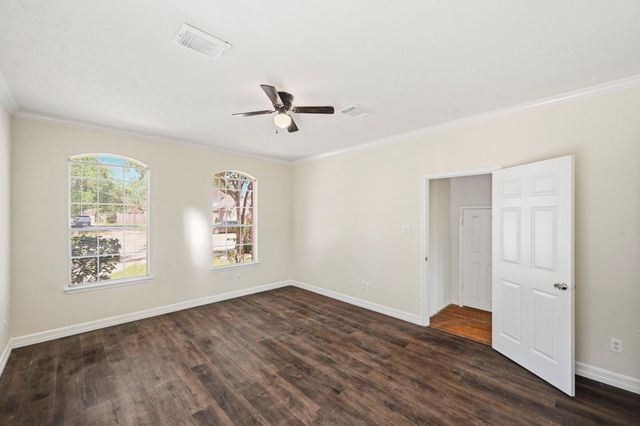 215 Crabapple Drive, Baytown, TX 77520