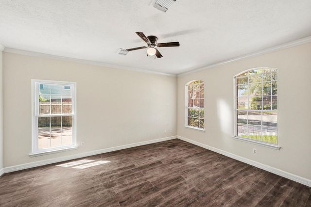 215 Crabapple Drive, Baytown, TX 77520