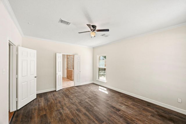 215 Crabapple Drive, Baytown, TX 77520