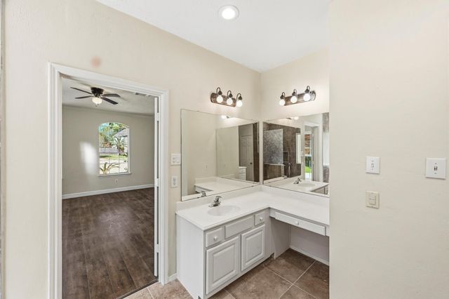 215 Crabapple Drive, Baytown, TX 77520