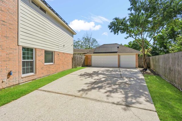 215 Crabapple Drive, Baytown, TX 77520