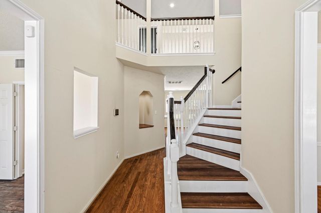 215 Crabapple Drive, Baytown, TX 77520