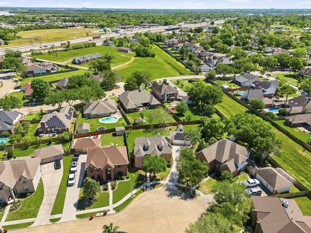 215 Crabapple Drive, Baytown, TX 77520