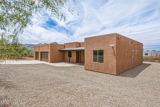 32 Calle Dinamarca, Rio Rico, AZ 85648