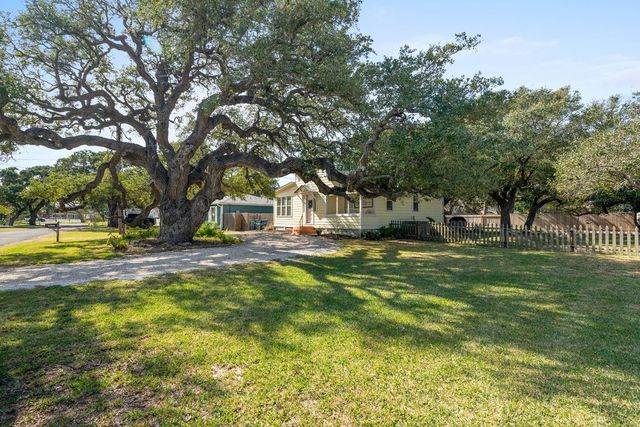 1027 N Austin St, Rockport, TX 78382