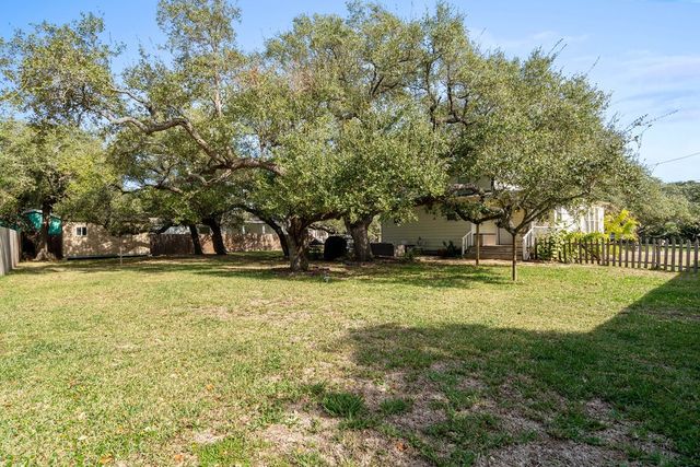 1027 N Austin St, Rockport, TX 78382
