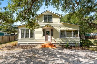 1027 N Austin St, Rockport, TX 78382