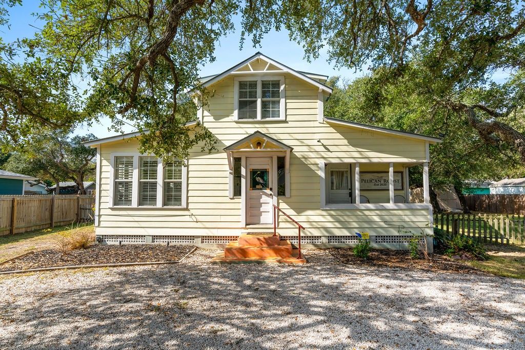 1027 N Austin St, Rockport, TX 78382
