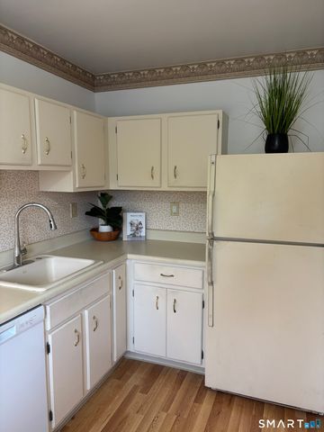 415 Asbury Ridge 415, Shelton, CT 06484