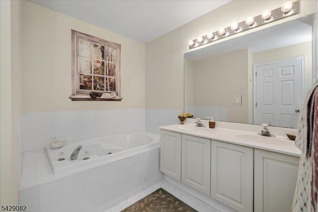 13 Eagles Nest Ln, Hardyston Twp., NJ 07419