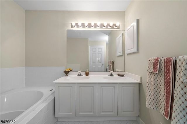 13 Eagles Nest Ln, Hardyston Twp., NJ 07419
