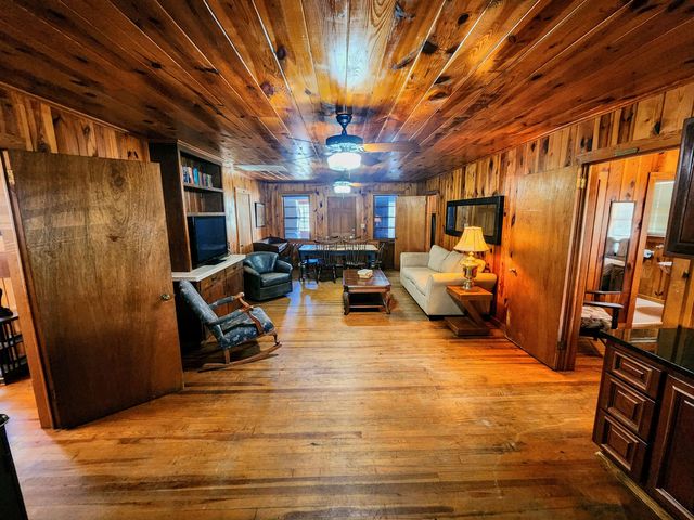 308 Sandcrest Dr., North Myrtle Beach, SC 29582