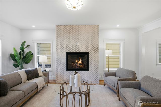 7717 2nd Avenue NE, Seattle, WA 98115