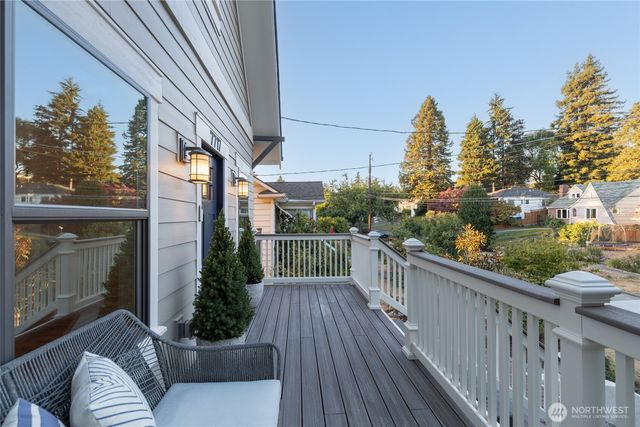 7717 2nd Avenue NE, Seattle, WA 98115