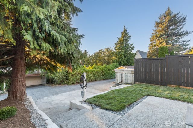 7717 2nd Avenue NE, Seattle, WA 98115