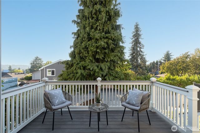 7717 2nd Avenue NE, Seattle, WA 98115