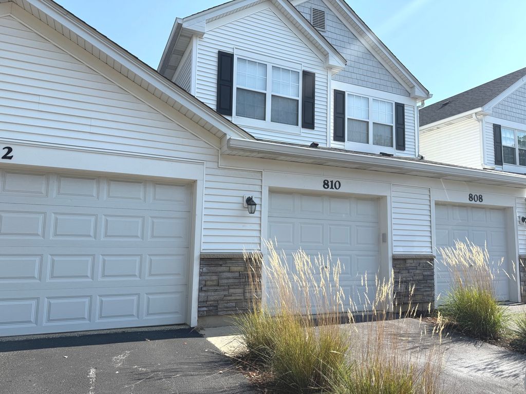 810 Woodewind Drive 810, Naperville, IL 60563