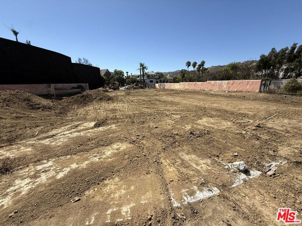 Image 11 of property listing at 1475 Via Cresta, Pacific Palisades, CA 90272