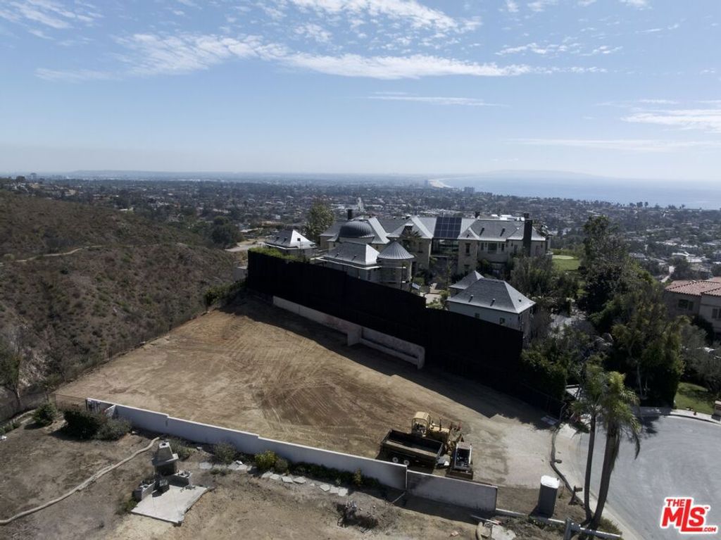 Image 12 of property listing at 1475 Via Cresta, Pacific Palisades, CA 90272