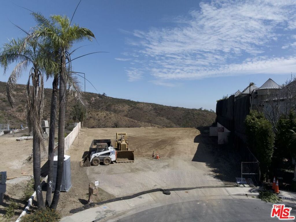 Image 13 of property listing at 1475 Via Cresta, Pacific Palisades, CA 90272