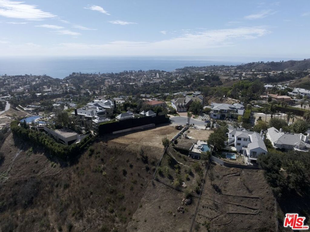 Image 14 of property listing at 1475 Via Cresta, Pacific Palisades, CA 90272