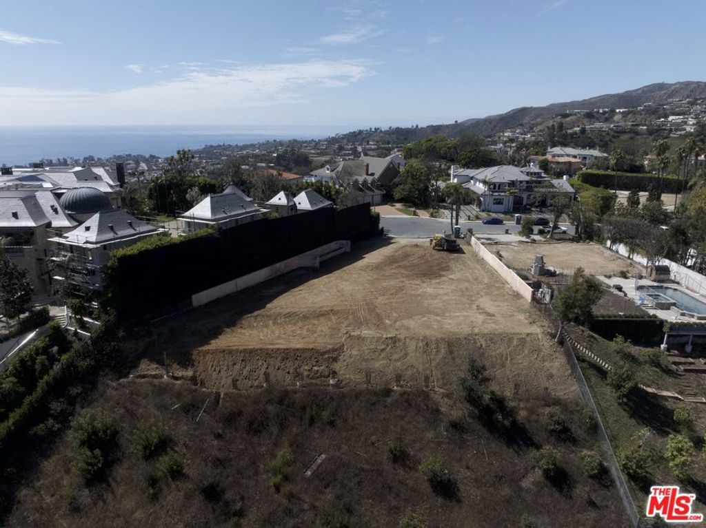 Image 15 of property listing at 1475 Via Cresta, Pacific Palisades, CA 90272