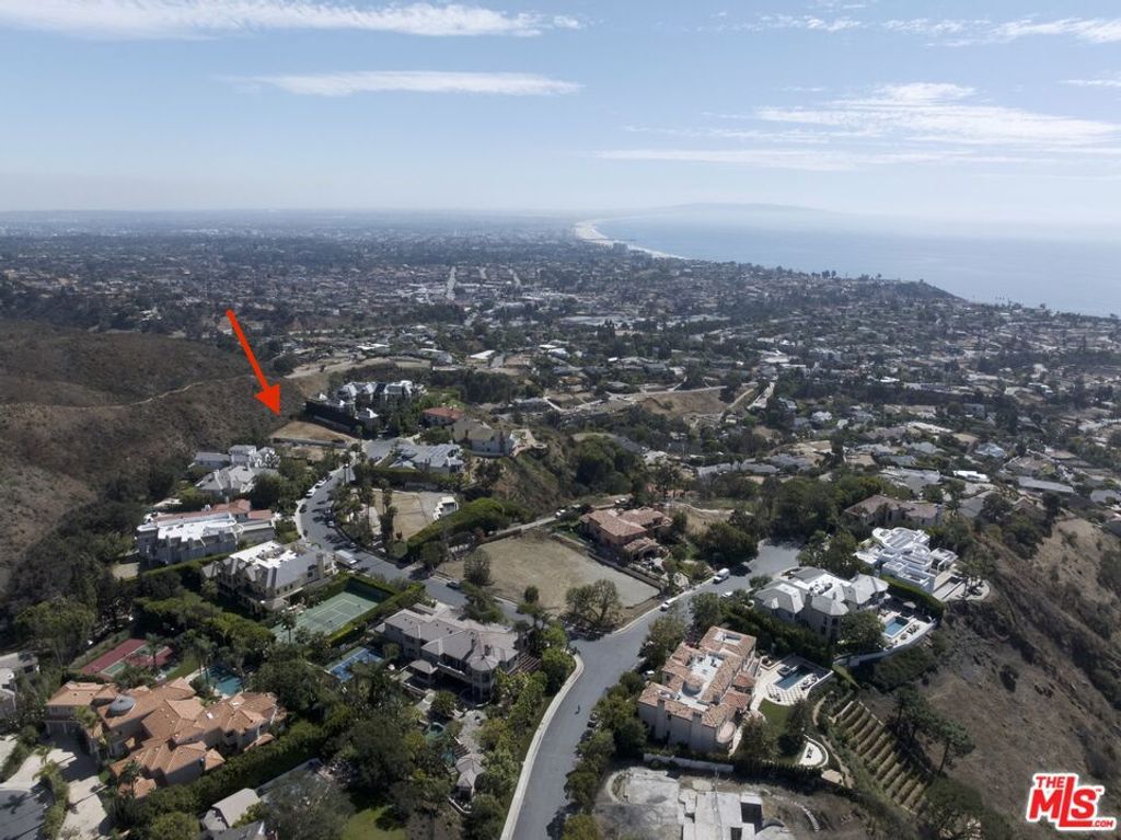 Image 16 of property listing at 1475 Via Cresta, Pacific Palisades, CA 90272
