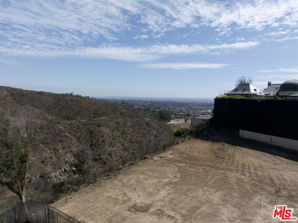 Image 17 of property listing at 1475 Via Cresta, Pacific Palisades, CA 90272