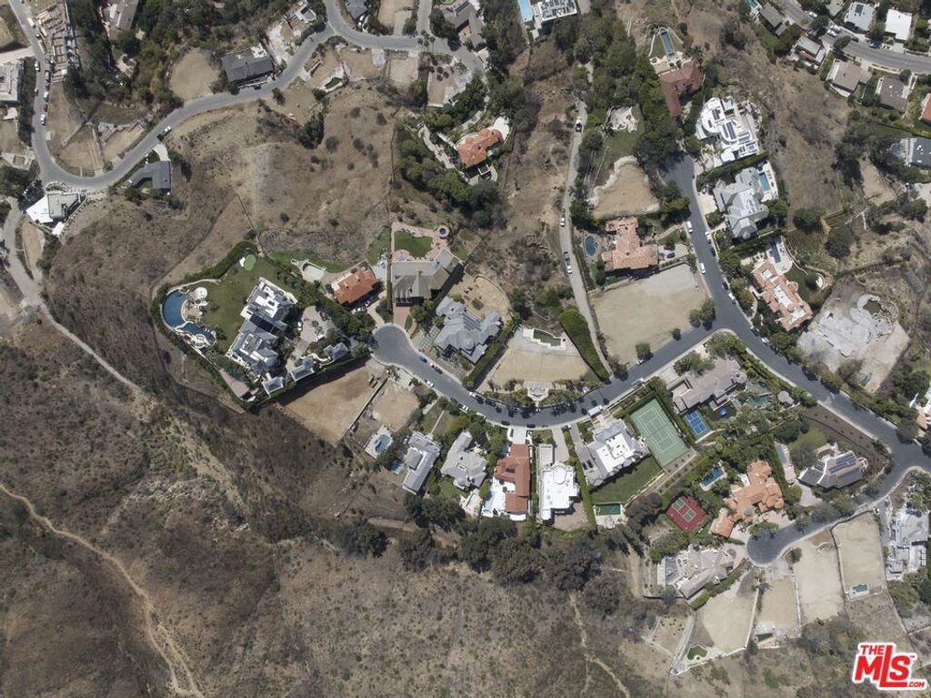 Image 41 of property listing at 1475 Via Cresta, Pacific Palisades, CA 90272