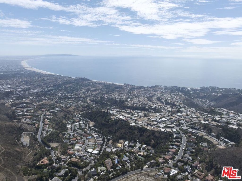 Image 43 of property listing at 1475 Via Cresta, Pacific Palisades, CA 90272