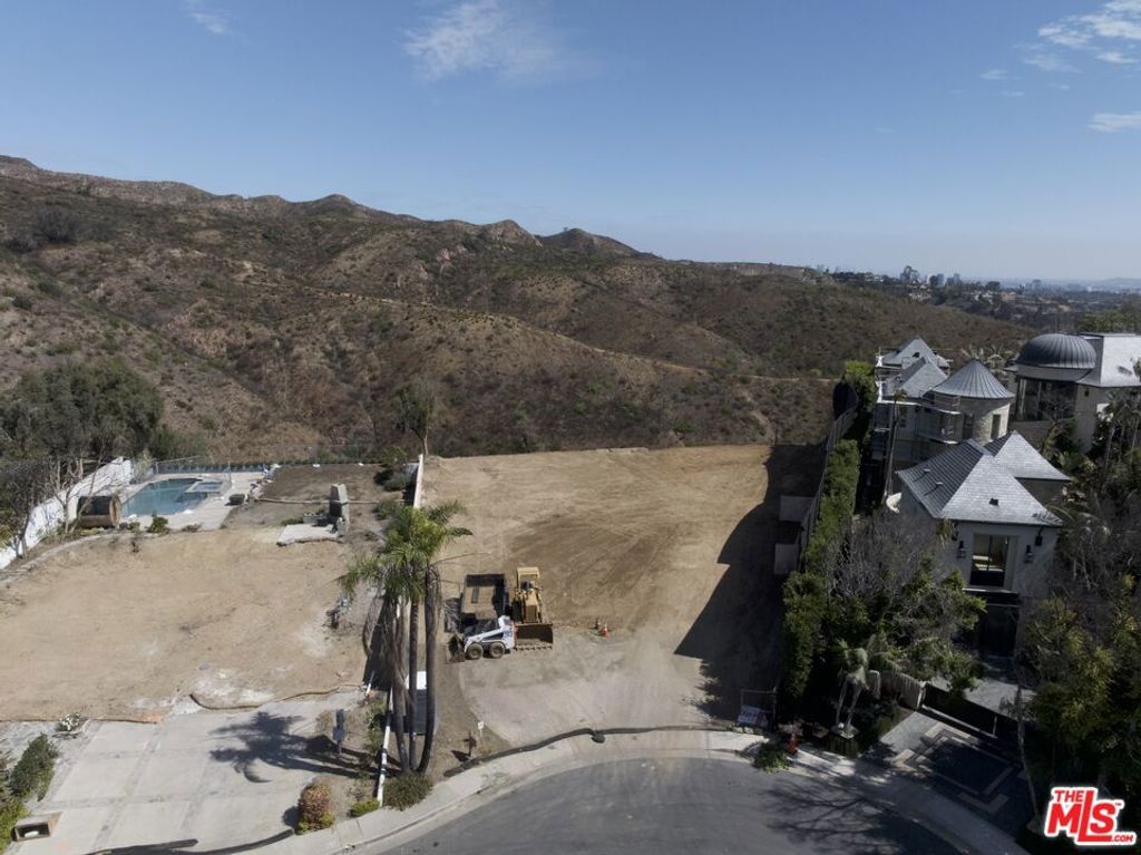 Image 9 of property listing at 1475 Via Cresta, Pacific Palisades, CA 90272