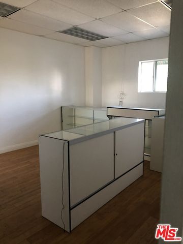 1702 S Hoover Street, Los Angeles, CA 90006