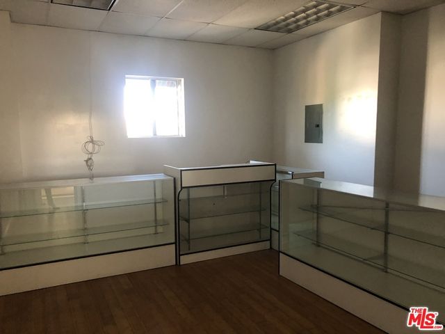 1702 S Hoover Street, Los Angeles, CA 90006