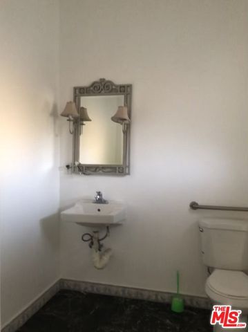 1702 S Hoover Street, Los Angeles, CA 90006