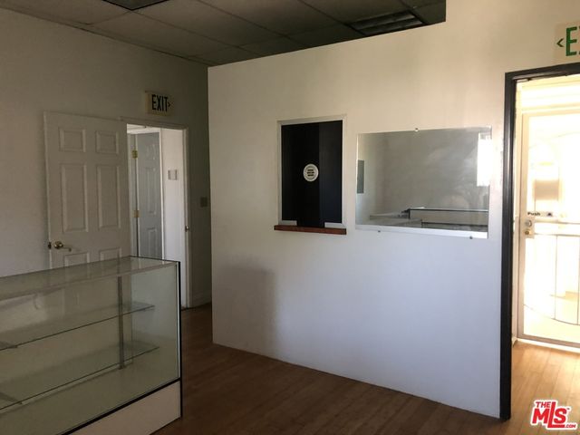 1702 S Hoover Street, Los Angeles, CA 90006