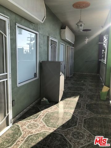 1702 S Hoover Street, Los Angeles, CA 90006