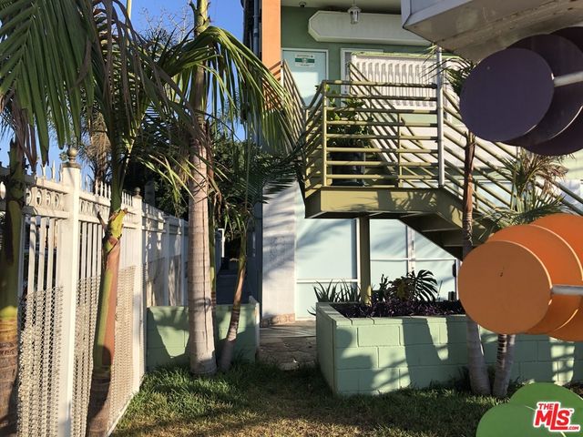 1702 S Hoover Street, Los Angeles, CA 90006