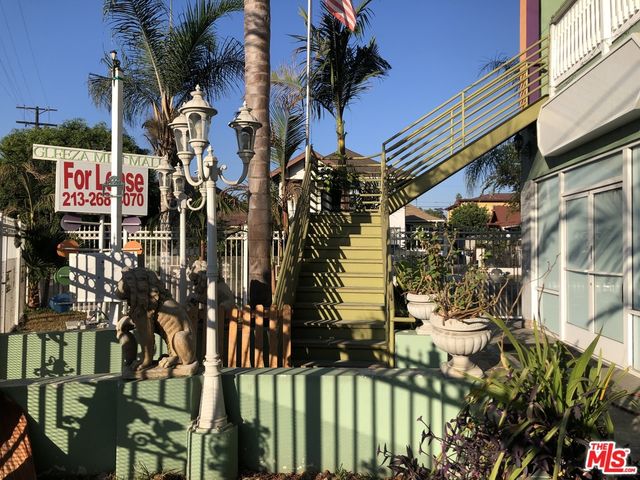 1702 S Hoover Street, Los Angeles, CA 90006