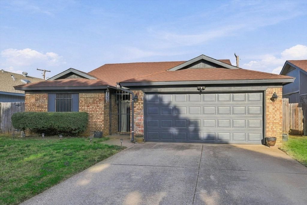 617 Cross Ridge Circle N, Fort Worth, TX 76120 — exterior