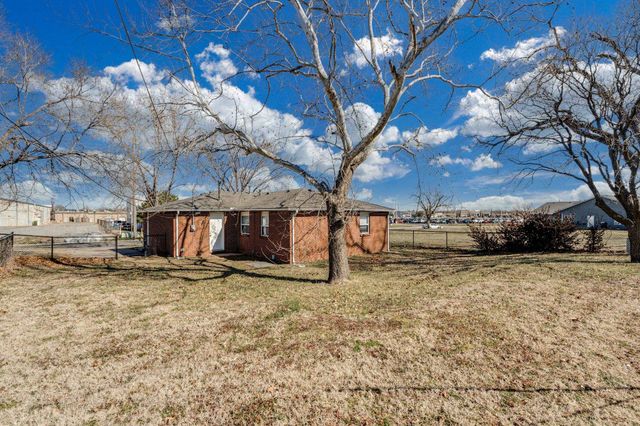 7001 W Newell St, Wichita, KS 67212