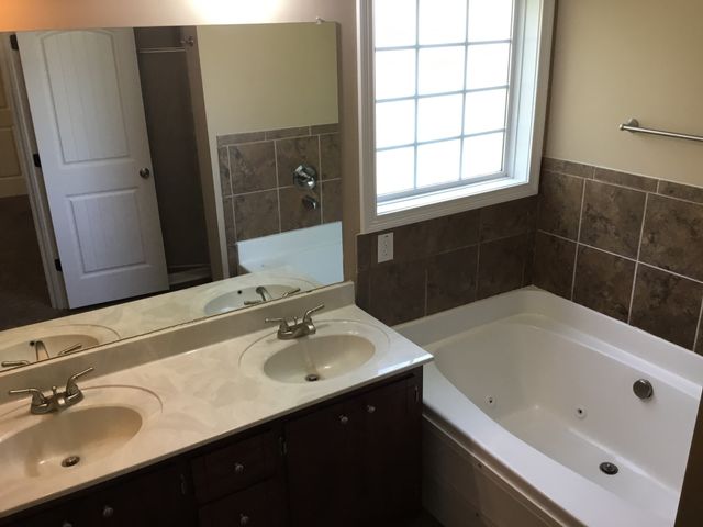 1696 Parkside Dr, Clarksville, TN 37042