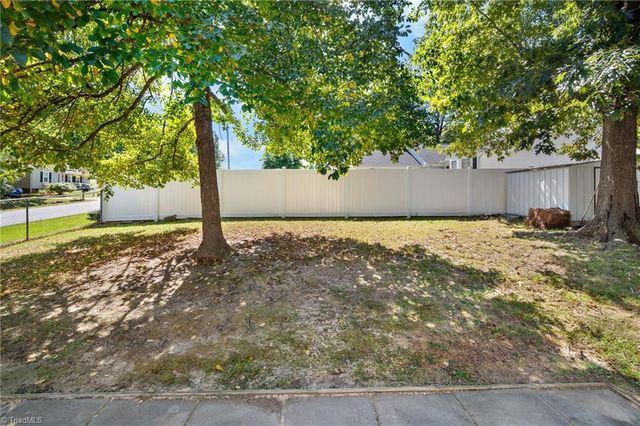 4 Oak Ridge Drive, Thomasville, NC 27360