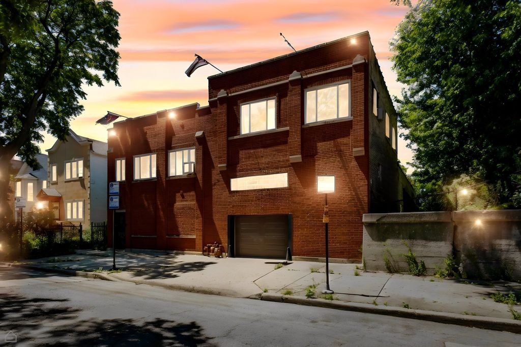 1742 N Mozart Street, Chicago, IL 60647